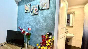 Economy Double or Twin Room, Courtyard View | Bathroom | Rainfall showerhead, hair dryer, bathrobes