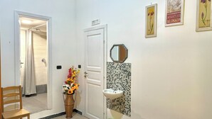 Un baño con lavamanos, espejo y azulejos decorativos.