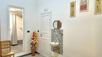 City Triple Room, Courtyard View | Premium bedding, memory foam beds, individually decorated