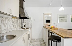 Kjøleskap og kokeplater