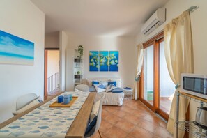 TV - Le Voilier 28: Apartment with Balcony and View of Tavolara Island (Olbia)