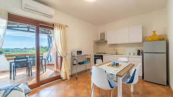 Fridge, stovetop, coffee/tea maker, toaster
