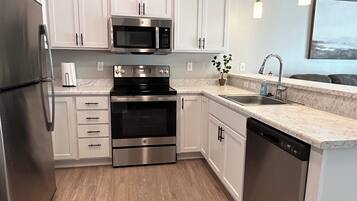 Kühlschrank, Mikrowelle, Ofen, Herdplatte