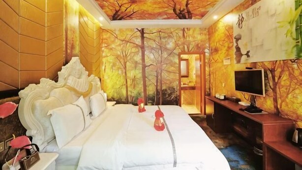 A hotel room with a large bed, a television, and a decorative ceiling mural. - Rahm Holiday Theme Hotel (Xiaojin)