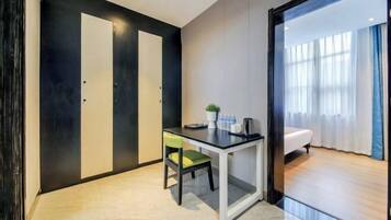 Quarto moderno com escrivaninha, cadeira e cama. Porta com moldura preta e janela com cortinas.