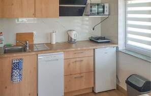Frigorífic, microones, placa de cuina i rentaplats 