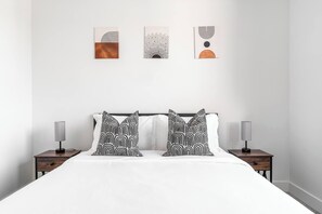 2 chambres, bureau, fer et planche à repasser, lit de bébé portatif