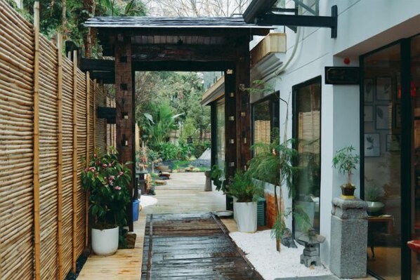 Garden - Yunqi Chinese Inn (Dianchi Lake Haigeng Dam) (Kunming)