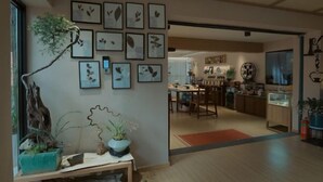 A modern interior with a dining area, kitchen, and living space. - Yunqi Chinese Inn (Kunming Dianchi Haigeng Dam) (Kunming)
