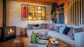 Een televisie, een open haard en een stereo