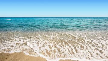 Una spiaggia nelle vicinanze