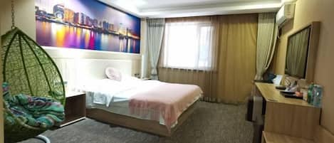 Habitación de hotel con cama, una silla colgante, escritorio con espejo y un mural con vista a la ciudad.