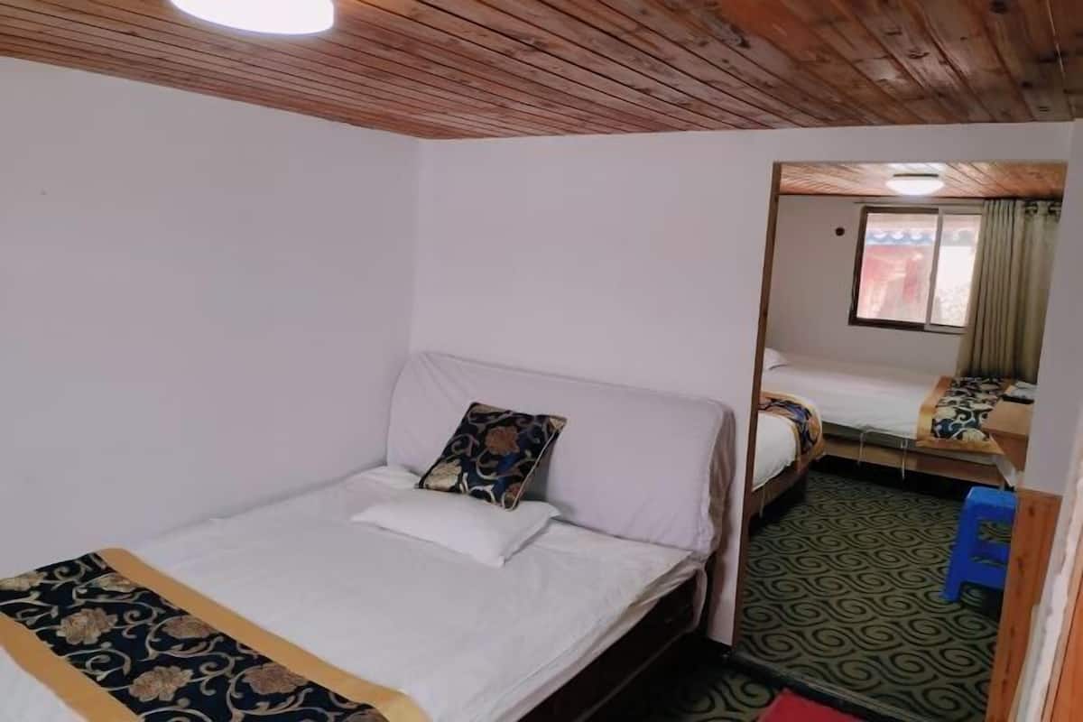 Ein Zimmer mit einem Bett, einem kleinen Tisch und einem Fenster.