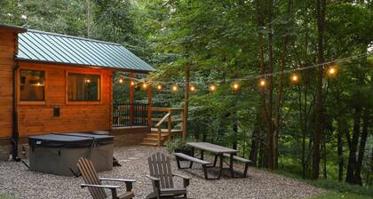 LogCabin w/ hot tub l borders Mon. National Forest