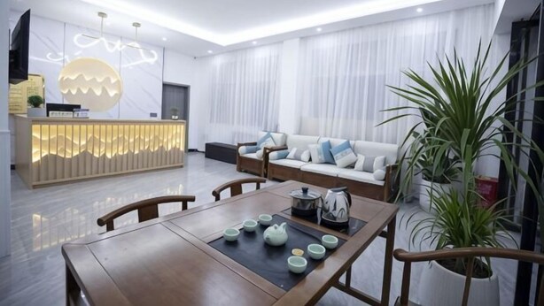 Una sala moderna con un sofá, una mesa de comedor y un mostrador de recepción.