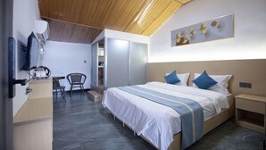 Una habitación de hotel moderna con una cama, mesitas de noche, un escritorio y una silla.