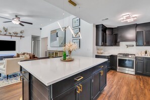 Fridge, microwave, oven, stovetop - 15 minutes from CHS airport  20 minutes from Downtown 35 minutes from beaches.  (North Charleston)