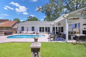 Pool - 15 minutes from CHS airport  20 minutes from Downtown 35 minutes from beaches.  (North Charleston)