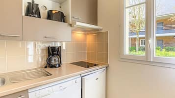 Een microgolfoven, een kookplaat, een vaatwasser