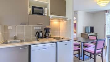 Een microgolfoven, een kookplaat, een vaatwasser