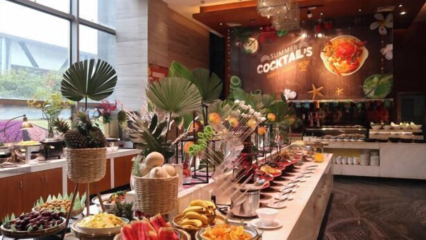Een buffet met verschillende soorten fruit, groenten en dranken.