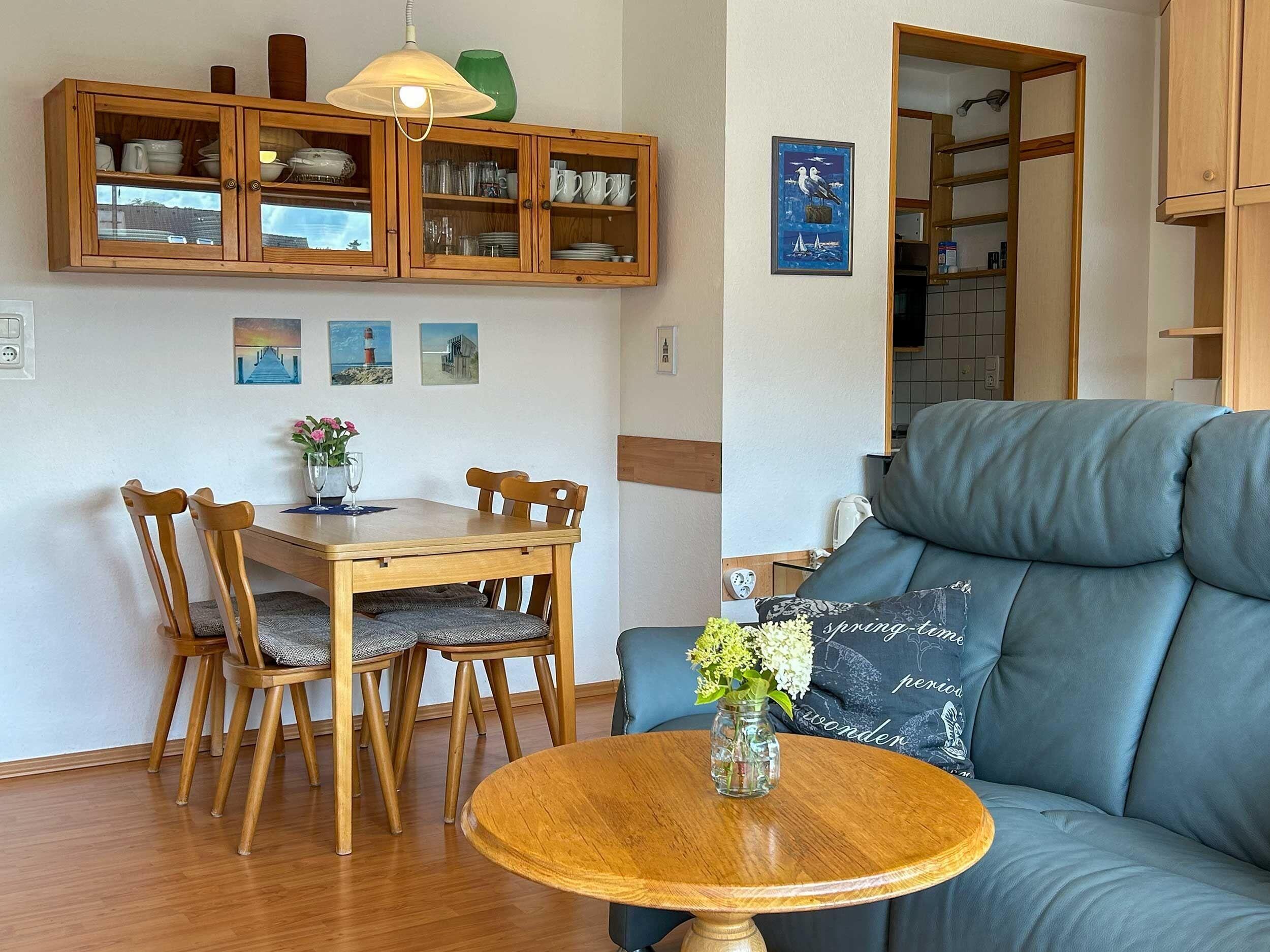 Wohn-Esszimmer mit Zugang zur Loggia...