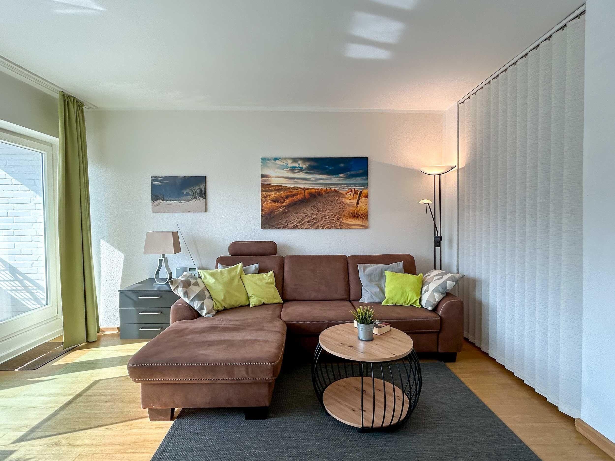 Wohn-Esszimmer mit Zugang zur Loggia...