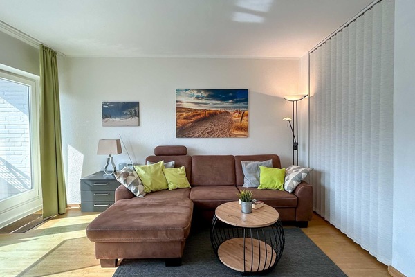 Wohn-Esszimmer mit Zugang zur Loggia...