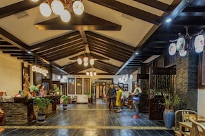 A spacious lobby with a high ceiling, chandeliers, and potted plants. - Biancheng Gushi Theme Culture Hotel (Yongshun)