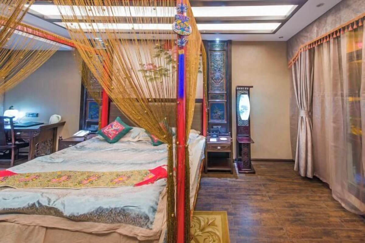 Une chambre classique, équipée d’un lit, d’un bureau et d’un ordinateur.