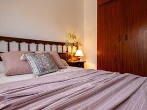 2 bedrooms, travel crib, free WiFi