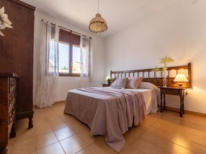 2 bedrooms, travel cot, free WiFi - Beautiful private villa for 4 guests with A/C, WIFI, TV, terrace and pets allowed (Deltebre)