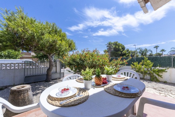 Ciel, Nuage, Plante, Bâtiment, Propriété, Table, Meubles, Pot De Fleur, Vaisselle, Mobilier De Jardin