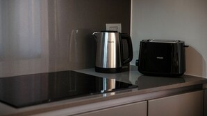 コーヒー / ティーメーカー、冷蔵庫、電子レンジ、オーブン