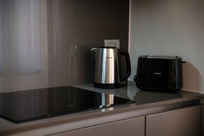Refrigerador, microondas, horno y parrilla de estufa 