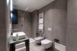 Dusche, Haartrockner, Bidet