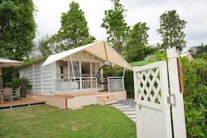 A small, single-story cabin with a covered porch and a fenced yard. - Jinkai Shengyucheng Hotel Sihui (Sihui)