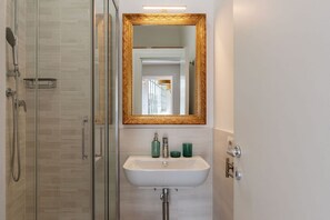 Douche, séchoir à cheveux, bidet, serviettes fournies