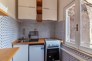 Kühlschrank, Herdplatte, Wasserkocher mit Kaffee-/Teezubehör