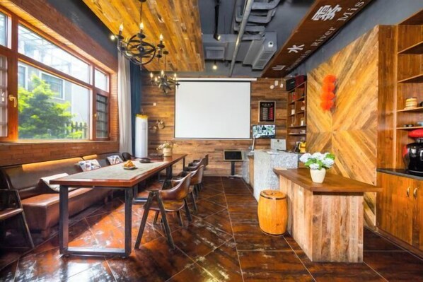 Un restaurante moderno con detalles de madera, una zona de bar y un amplio ventanal con vistas a la vegetación.