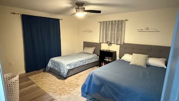 3 室のベッドルーム、デスク、旅行用ベビーベッド、WiFi (無料)