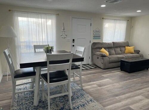 Family-Friendly 3 Bedroom 2 Bathroom home near Tarpon Springs