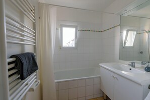 Sèche-cheveux, serviettes fournies, savon, shampoing