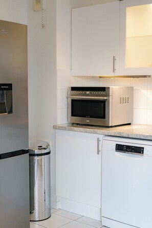 Réfrigérateur, four à micro-ondes, un four, surface de cuisson