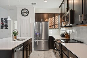 Fridge, microwave, oven, stovetop - Large 5BR Home w Pool, Princess Room, Reort Access (Kissimmee)