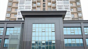 A modern hotel building with a prominent entrance and large windows. - Shankee Hotel (Nanchang Chengbihu Park) (Nanchang County)