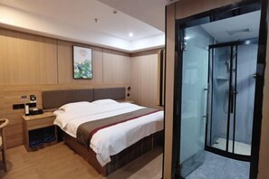 A hotel room with a bed, bedside table, and a glass-enclosed shower area. - Shankee Hotel (Nanchang Chengbihu Park) (Nanchang County)