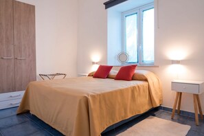 4 habitaciones, tabla de planchar con plancha, cuna de viaje y wifi 