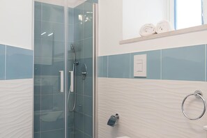 Douche, séchoir à cheveux, bidet, serviettes fournies