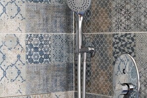 Douche, sèche-cheveux, bidet, serviettes fournies